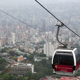 Kolejka na górę Ávila.  W tle panorama Caracas 