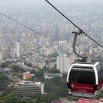 Kolejka na górę Ávila.  W tle panorama Caracas 