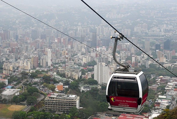 Kolejka na górę Ávila.  W tle panorama Caracas 