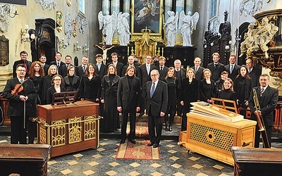  Dyrygowany przez Stanisława Gałońskiego (w środku po prawej) zespół Collegium Zieleński wykonuje na festiwalu utwory muzyki dawnej