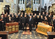  Dyrygowany przez Stanisława Gałońskiego (w środku po prawej) zespół Collegium Zieleński wykonuje na festiwalu utwory muzyki dawnej