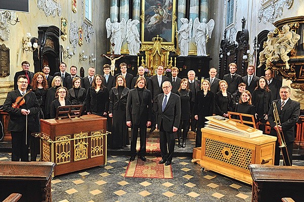  Dyrygowany przez Stanisława Gałońskiego (w środku po prawej) zespół Collegium Zieleński wykonuje na festiwalu utwory muzyki dawnej