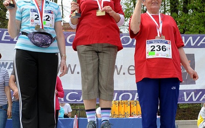 Leokadia Klimowicz na najwyższym podium podczas polanickich zawodów Pucharu Polski w nordic walking