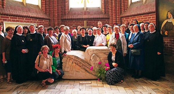 Siostry z różnych zgromadzeń zakonnych  pojechały na pielgrzymkę  do Barda Śląskiego.  Ks. Piotr Turzyński stoi z tyłu 
