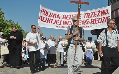 – Choroba alkoholowa dotyka nie tylko ludzi z tzw. marginesu. Zapadają na nią także osoby wykształcone: politycy, artyści, duchowni – mówił bp Cieślik