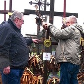  Na Górze Krzyży pielgrzymi zostawili krzyż swoich problemów i cierpień