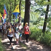 Pielgrzymi śpiewali, że idą „polami, lasami”, że Złemu się nie dadzą