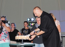 Pielgrzymkowy tort podzielił ks. Rafał Babicki
