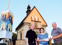  Ks. Łukasz Bochenek, Barbara Sawczyk i Tadeusz Patriak przed odnowioną powstańczą kapliczką, skarbem Niedomic