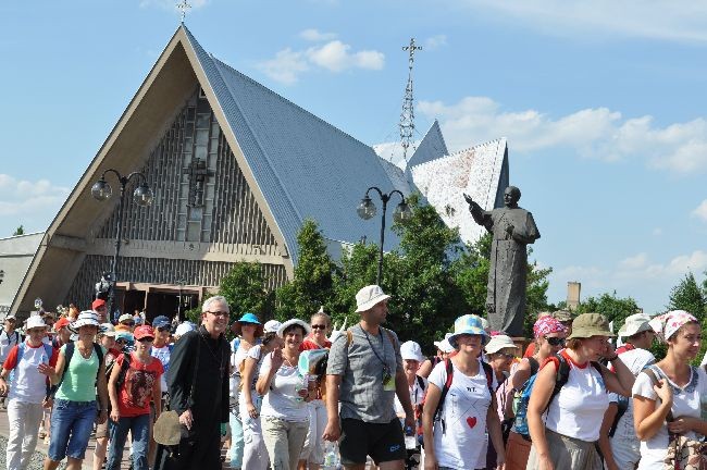 Z pielgrzymami wędrował bp Piotr Libera