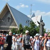 Z pielgrzymami wędrował bp Piotr Libera