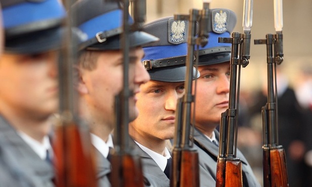 Komendant policji wyrzuca krzyże