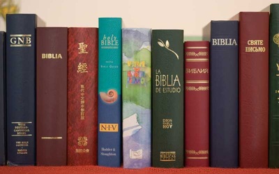 Biblia w hotelowym pokoju