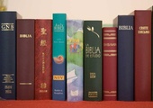 Biblia w hotelowym pokoju