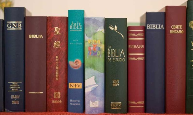 Biblia w hotelowym pokoju