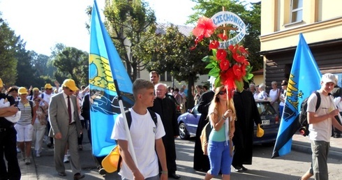 Pielgrzymów czechowickich do rogatek miasta odprowadzają kapłani i burmistrzowie