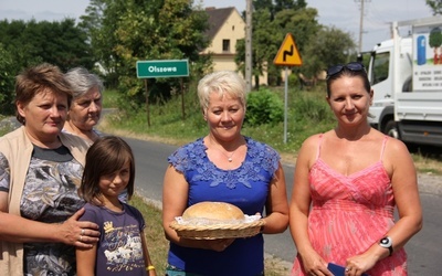 Mieszkańcy Olszowej przywitali pielgrzymów chlebem i solą