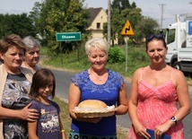 Mieszkańcy Olszowej przywitali pielgrzymów chlebem i solą