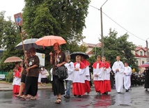 Pątniczki z grupy brązowej w kondukcie żałobnym