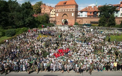 Bp Guzdek podziękował harcerzom i skautom 