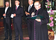  Organizatorzy koncertu muzyki organowej. Z prawej ks. prał. Adam Myszkowski