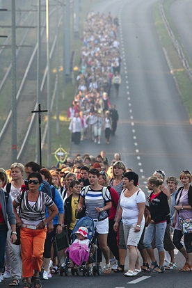 Każdego roku tysiące  pątniczek wyruszają w sierpniu  na piekarskie wzgórze