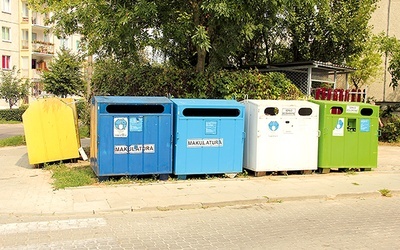  Na gdańskiej Oruni Górnej śmieci są zabierane z pojemników na bieżąco  