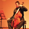 Wśród artystów jest Teodoro Baù, grający na XVI-wiecznej violi da gamba