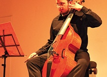 Wśród artystów jest Teodoro Baù, grający na XVI-wiecznej violi da gamba