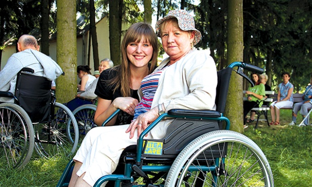 Uczestnicy rekolekcji przygotowują się do Eucharystii, która jest centrum każdego dnia spędzanego w Dąbrowicy