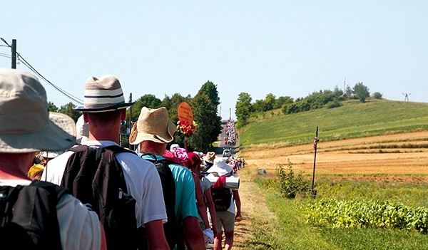 Przez kilka dni pątnicy szli w upale sięgającym 38 stopni. Sił dodawała im modlitwa