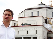 – Do tej pory przechowuję pierwszy szkic, ilustrujący pomysł na ułożenie budynków w Centrum Jana Pawła II – mówi Andrzej Mikulski