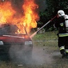 Strażacy z Gietrzwałdu pokazali akcję gaszenia płonącego samochodu