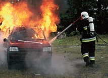 Strażacy z Gietrzwałdu pokazali akcję gaszenia płonącego samochodu