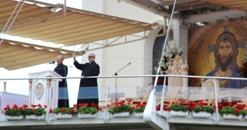 Z jasnogórskiego szczytu grupy pielgrzymów przedstawiał ks. prał. Józef Walusiak