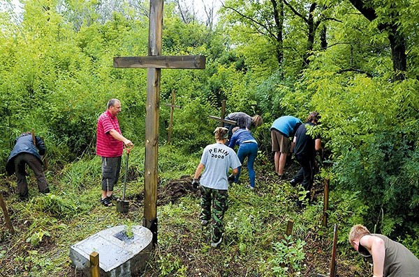 Młodzi Dolnoślązacy poświęcili kilka dni na renowację dwóch cmentarzy