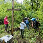 Młodzi Dolnoślązacy poświęcili kilka dni na renowację dwóch cmentarzy