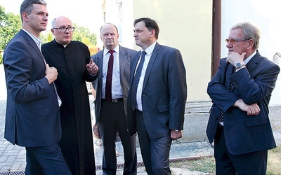  W uroczystości rozpoczynającej jubileusz parafii uczestniczyli goście z Urzędu Marszałkowskiego i władz gminnych. Tu z ks. kan. Wojciechem Zdonem