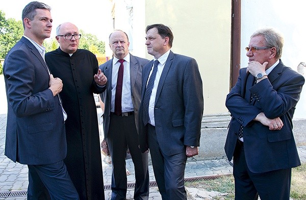  W uroczystości rozpoczynającej jubileusz parafii uczestniczyli goście z Urzędu Marszałkowskiego i władz gminnych. Tu z ks. kan. Wojciechem Zdonem