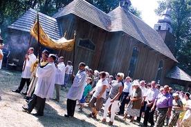 Po Mszy św. odpustowej wokół kościoła w Drogiszce przeszła procesja eucharystyczna