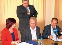 Porozumienie podpisują Lidia Kołodziejska, odpowiedzialna za finanse HSW, prezes Krzysztof Trofiniak i Jerzy Nowak – pełnomocnik prezesa zarządu  ds. klientów strategicznych PZU