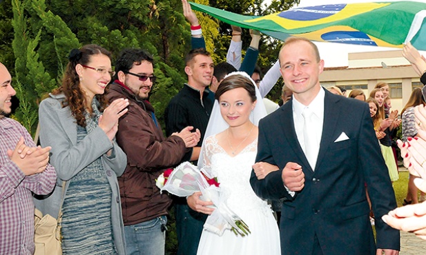  – Czuliśmy, że cała uroczystość jest prezentem – mówili już w Polsce Kasia i Kamil