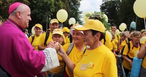 Oświęcimskich pielgrzymów witał bp Piotr Greger