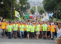 Pierwsza grupa pielgrzymki głównej - z Hałcnowa - wchodzi na szczyt