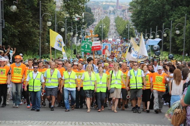 Pierwsza grupa pielgrzymki głównej - z Hałcnowa - wchodzi na szczyt