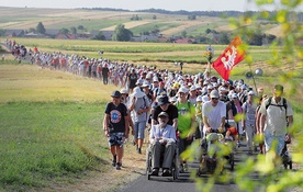 „Ten zaś rodzaj złych duchów wyrzuca się tylko modlitwą i... potem” – mógłby powiedzieć Jezus, gdyby maszerował z 33. pielgrzymką krakowską