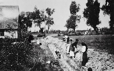 Kopanie okopów w pobliżu Warszawy, sierpień 1920 r.