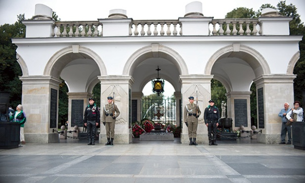 Grób Nieznanego Żołnierza przetrwał wojenną zawieruchę. Choć okupant wysadził Pałac Saski, fragment kolumnady nad grobem ocalał
