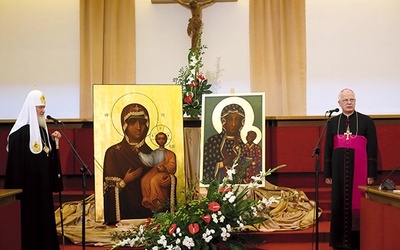 Podpisaniu orędzia towarzyszyła wymiana ikon otaczanych wielkim kultem w obu krajach: Matki Boskiej Smoleńskiej i Matki Boskiej Jasnogórskiej