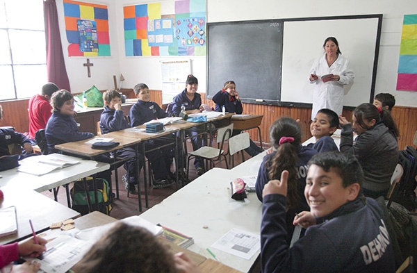 Kuria Archidiecezjalna w Montevideo rozwiesza w mieście plakaty reklamujące wielkopiątkowe nabożeństwo. Muszą się na nich znaleźć informacje o męce Chrystusa, żeby ludzie wiedzieli, dlaczego uroczystości są organizowane. Na dole jest dopisek: „Przyjdź, bez względu na to, jaką religię wyznajesz”